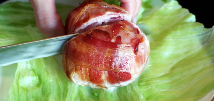 Schnitt durch mit Speck umwickelten Büffelmozzarella