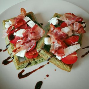 Kräuterwaffeln mit Tomate Mozzarella aus der Zeitschrift Deli