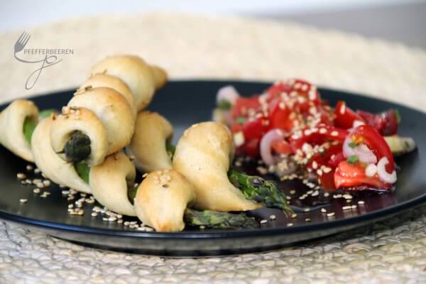 Spargelgrissini mit Tomatensalat mit Logo Spargelgrissini mit Tomatensalat mit Logo
