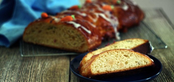 Saftiger Osterzopf aus Hefeteig mit Marzipan, Mandeln und Pistazien. Perfekt für #Ostern. #laktosefrei #glutenarm | chilibluetendotcom