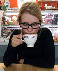 Lisa mit Teetasse in der Hand