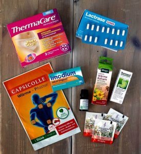 Flatlay der medizinischen Helferlein auf Reisen bei Laktoseintoleranz