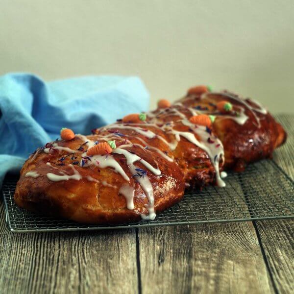 Osterzopf Saftiger Osterzopf aus Hefeteig mit Marzipan, Mandeln und Pistazien. Perfekt für #Ostern. #laktosefrei #glutenarm | chilibluetendotcom