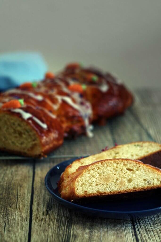 Saftiger Osterzopf aus Hefeteig mit Marzipan, Mandeln und Pistazien. Perfekt für #Ostern. #laktosefrei #glutenarm | chilibluetendotcom