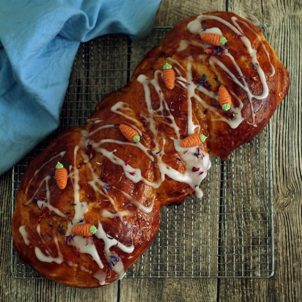 Saftiger Osterzopf aus Hefeteig mit Marzipan, Mandeln und Pistazien. Perfekt für #Ostern. #laktosefrei #glutenarm | chilibluetendotcom