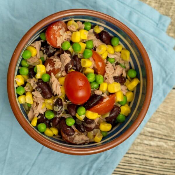 Thunfischsalat in einer Schüssel Ein leckerer Thunfischsalat als Mittagessen, Abendessen oder Beilage geeignet. #laktosefrei #glutenarm | chilibluetendotcom
