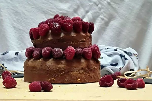 Naked Cake mit Schokoladencreme und Himbeeren Naked Cake mit Schokocreme und Himbeeren. #laktosefrei | chilibluetendotcom