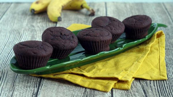 Bananen-Schoko-Muffins Banner Reife Bananen werden zu Bananen-Schoko-Muffins. #laktosefrei #Resteverwertung #besteReste #Rezept | chilibluetendotcom