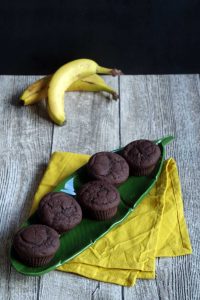 Reife Bananen werden zu Bananen-Schoko-Muffins. #laktosefrei #Resteverwertung #besteReste #Rezept | chilibluetendotcom
